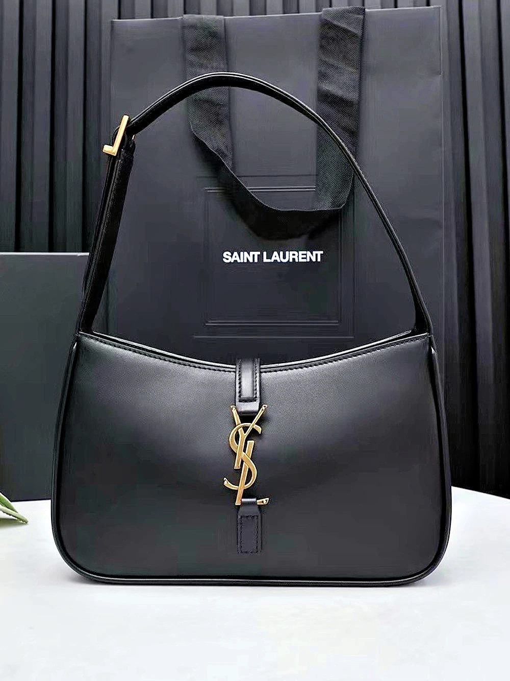 🥃YSL LE 5 À 7 HOBO BAG IN SMOOTH LEATHER NOIR